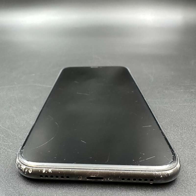 iPhone 11 64GB Black (Cracked Back)