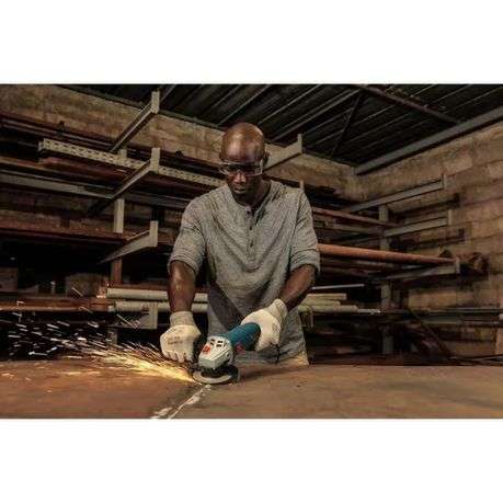 Bosch - GWS 700 Angle Grinder with 4 Cutting Discs &amp; 1 Carbon Brushes Set