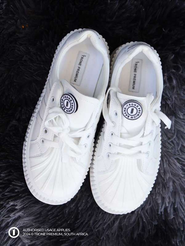 Carioca Court C Sneaker - White Stripes