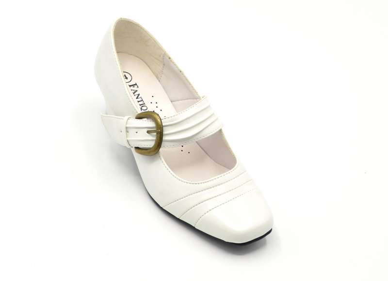 Fantique Square Toe Block Heel Courts with Buckle