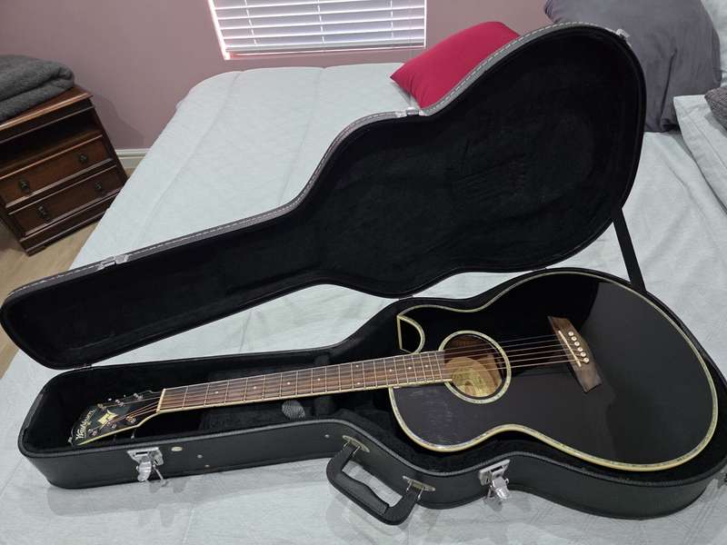 Washburn EA21 Spruce Top Acoustic Electric Guitar With 4-Band EQ (used)
