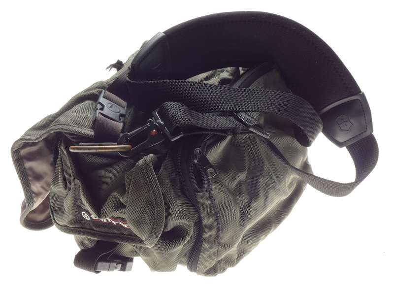 TAMRAC camera case with shoulder strap used - Camera bag