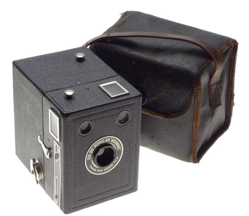 SIX-20 Popular Brownie takes 620 Kodak film Box vintage camera black Excellent with case