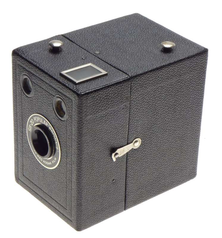SIX-20 Popular Brownie takes 620 Kodak film Box vintage camera black Excellent with case
