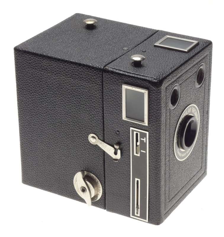 SIX-20 Popular Brownie takes 620 Kodak film Box vintage camera black Excellent with case