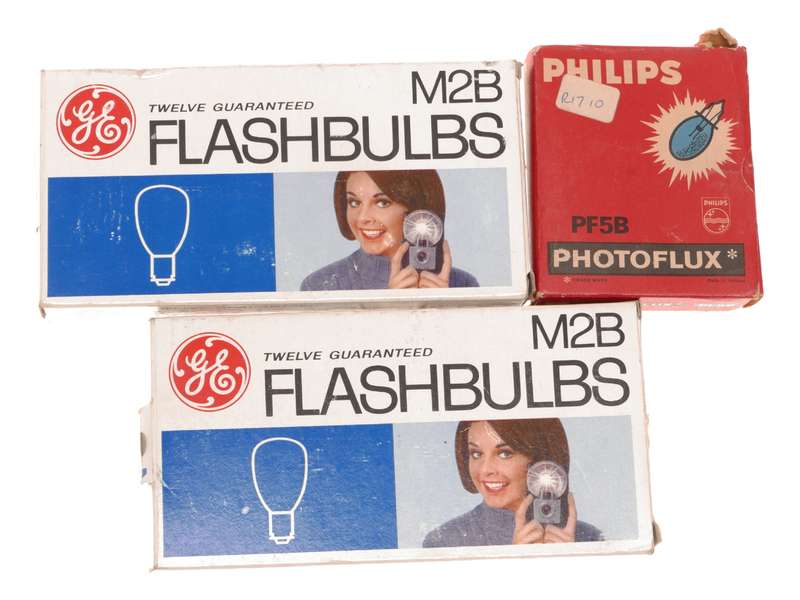 General Electric M2B Vintage Film Camera Flash Bulbs Philips Photoflux PF5B