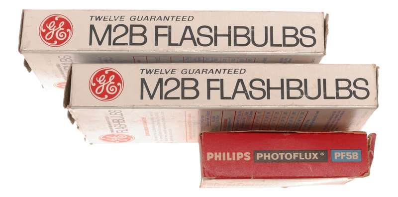 General Electric M2B Vintage Film Camera Flash Bulbs Philips Photoflux PF5B