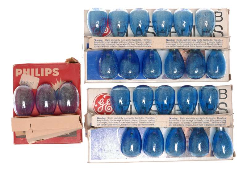 General Electric M2B Vintage Film Camera Flash Bulbs Philips Photoflux PF5B