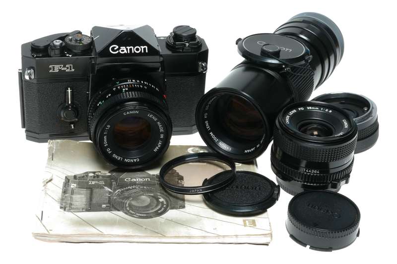Canon F-1 vintage 35mm film SLR camera 1.8/50 2.8/28 lenses 100-200mm Zoom