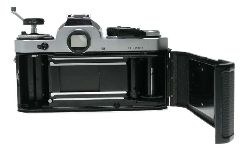 Nikon FE SLR 35mm Film Camera Series E 1:2.8/28 Lens Caps Pouch