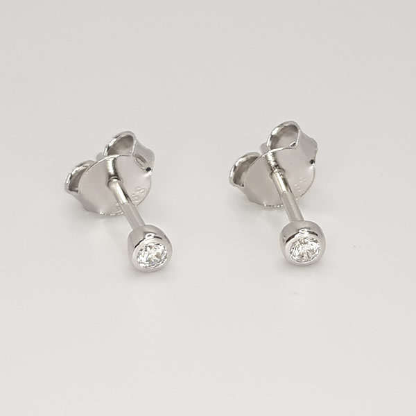 Tiny Stud earrings white E33
