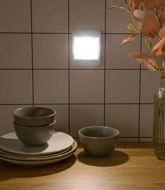 BOX OF 4 LED BATTERY OPERATED CLOSET SWITCH LIGHTS