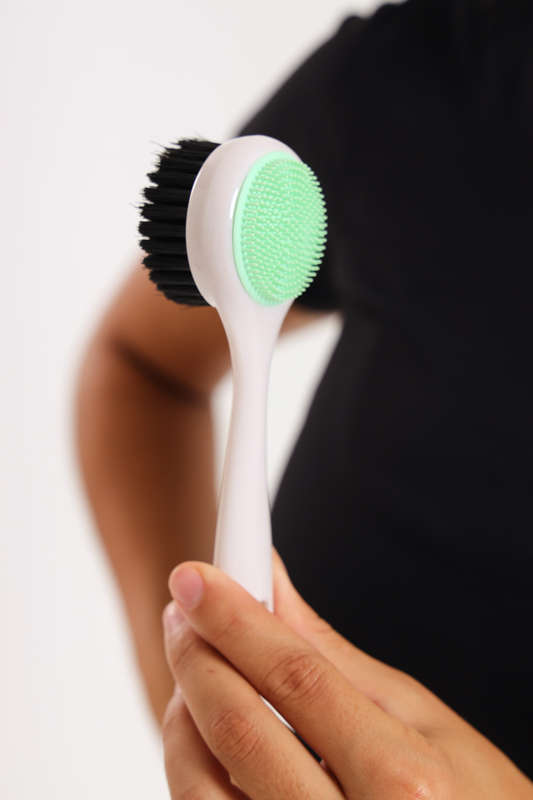 Senza® Handheld Facial Cleansing Brush