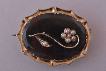 Gold Victorian Brooch |  |