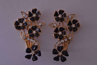 Vintage Clip On Earrings  |  |