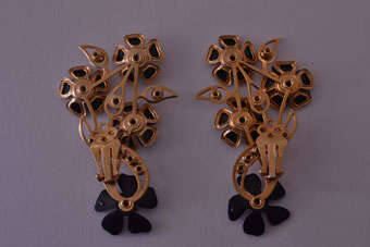 Vintage Clip On Earrings  |  |