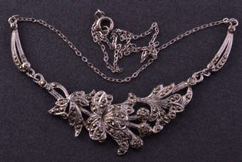 1950's Vintage Necklace |  |