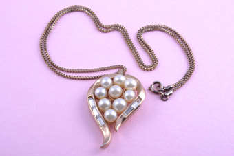 Gilt Trifari Pendant |  |