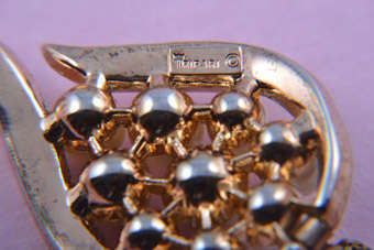 Gilt Trifari Pendant |  |