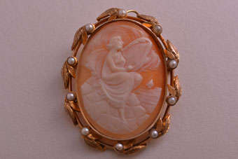 Gold Victorian Brooch  |  |