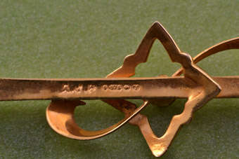 9ct Gold 1940's Brooch |  |