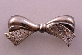 Silver Retro Bow Brooch |  |
