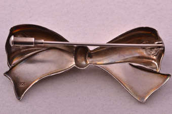 Silver Retro Bow Brooch |  |