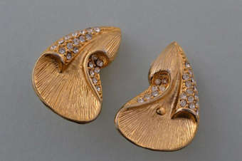 Earrings With White Paste |  |