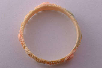 Plastic 1930's Bangle |  |