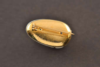 Jockey's Cap Brooch |  |