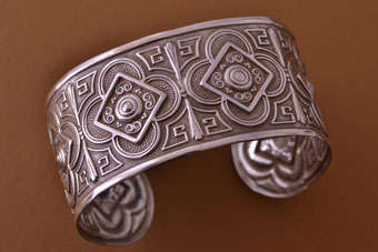 Silver Retro Cuff Bangle |  |