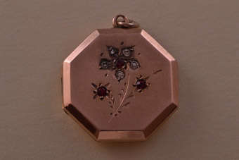 Gold Victorian Locket |  |
