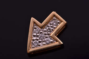 18ct Gold Arrow Pendant |  |