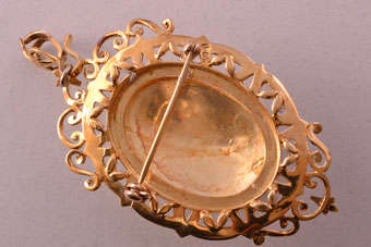 Gold Brooch/Pendant  |  |