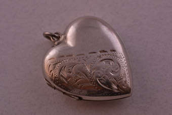 Silver Vintage Locket |  |