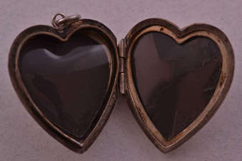 Silver Vintage Locket |  |