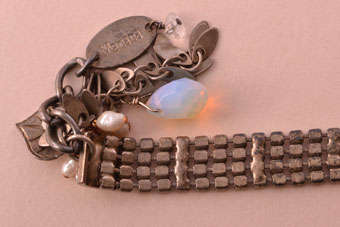 Modern Mariana Bracelet |  |