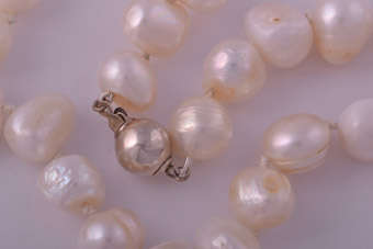 Modern Pearl Necklace |  |