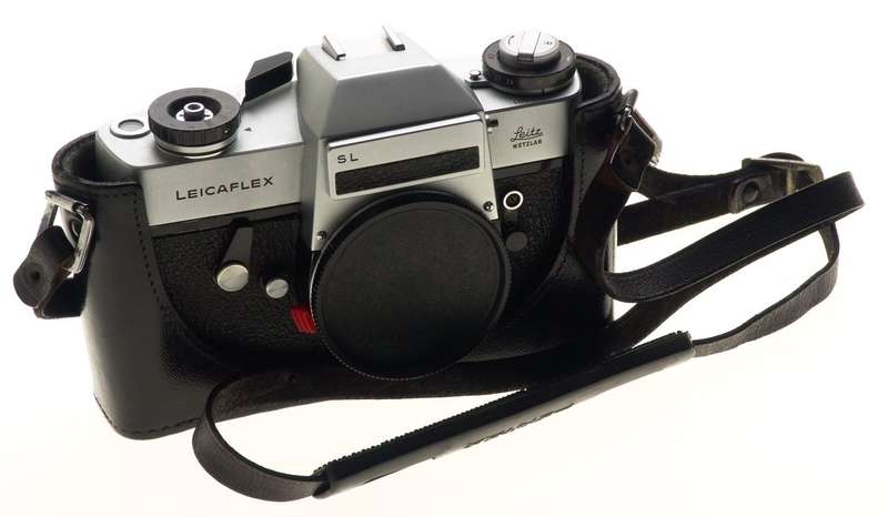LEICAFLEX SL 35mm CHROME SLR LEITZ CAMERA BODY WITH HALF CASE CLEAN WORKING NICE