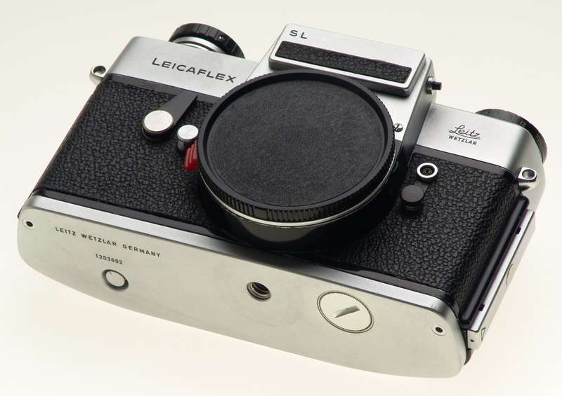 LEICAFLEX SL 35mm CHROME SLR LEITZ CAMERA BODY WITH HALF CASE CLEAN WORKING NICE