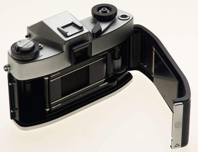LEICAFLEX SL 35mm CHROME SLR LEITZ CAMERA BODY WITH HALF CASE CLEAN WORKING NICE