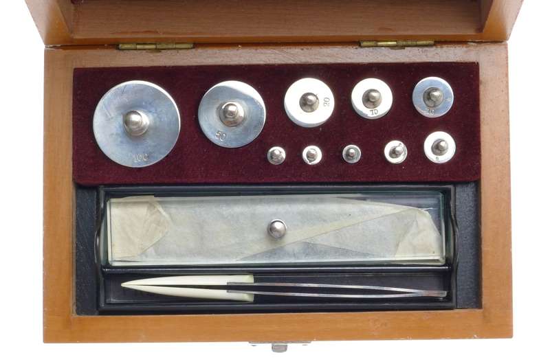 VINTAGE CALIBRATION SET SCALE WEIGHTS BEAUTIFUL BOX EXCELLENT ASE 1-100 Gr KIT