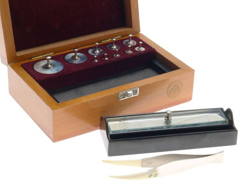 VINTAGE CALIBRATION SET SCALE WEIGHTS BEAUTIFUL BOX EXCELLENT ASE 1-100 Gr KIT