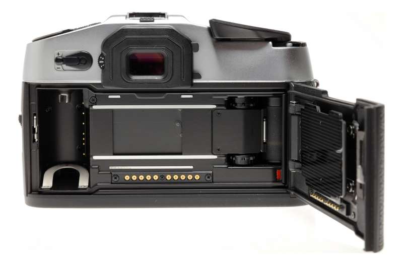 Leica R8 SLR 35mm film camera Sliver chrome body boxed 10080