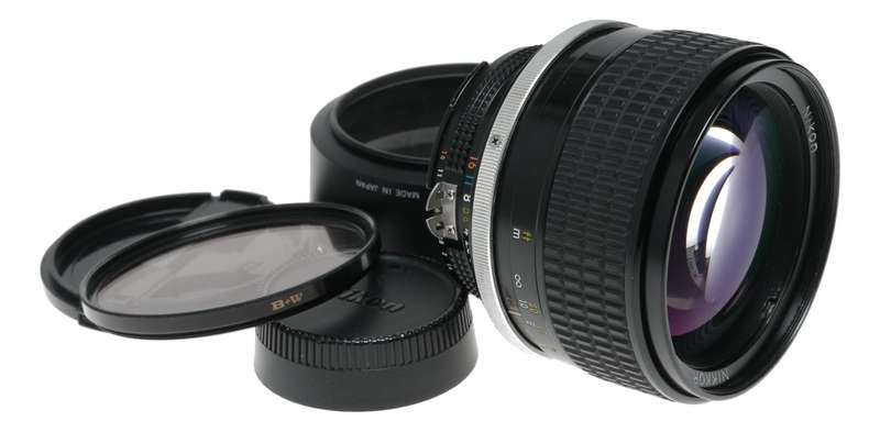 Nikkor 85mm 1:1.4 Nikon SLR vintage prime portrait lens filter caps