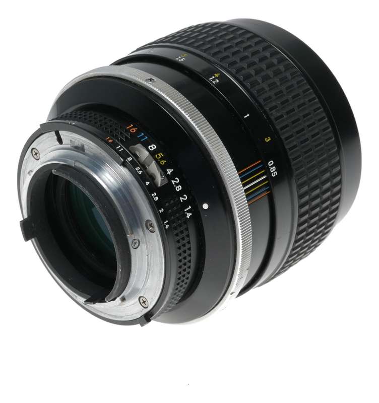 Nikkor 85mm 1:1.4 Nikon SLR vintage prime portrait lens filter caps