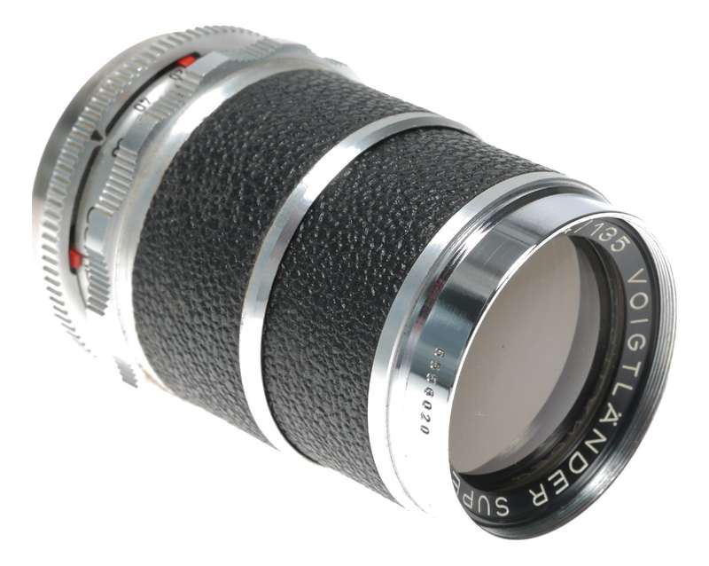 Super-Dynarex 1:4/135 Voigtlander tele lens for SLR f=135mm cased