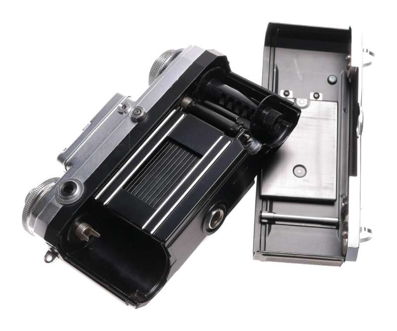 Contax IIIa 35mm chrome camera Rangefinder for parts or repair not working