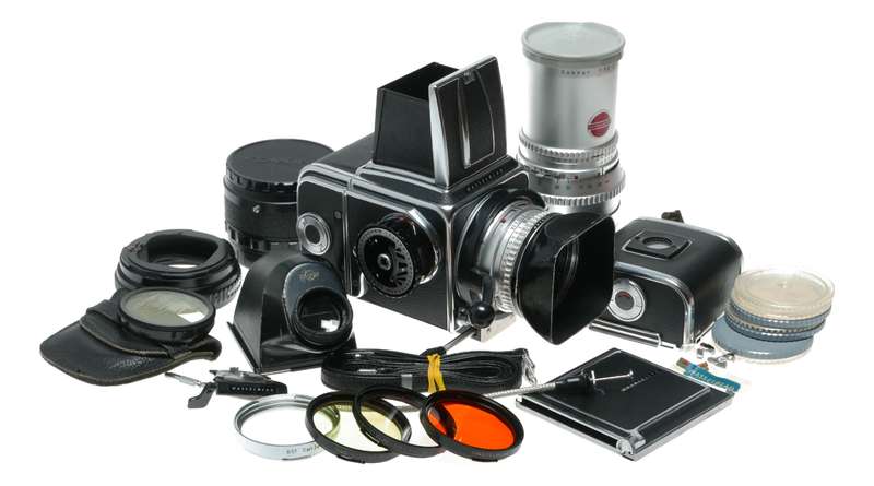 Hasselblad 500C film camera Zeiss Planar 1:2.8 f=80mm lenses filters finders roll film magazine.