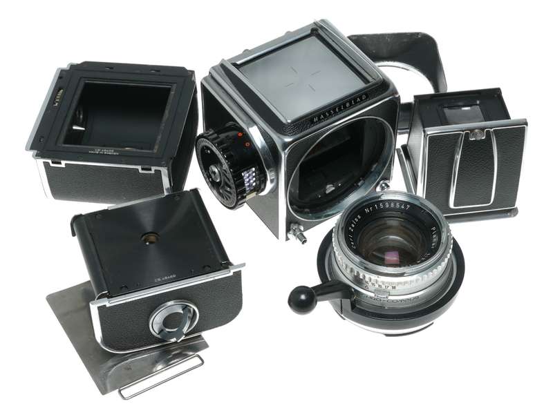 Hasselblad 500C film camera Zeiss Planar 1:2.8 f=80mm lenses filters finders roll film magazine.